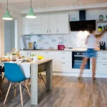 parchet-laminat-pentru-bucatarie.webp.webp